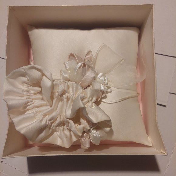 Pillow and garter - Picture 1 of 11